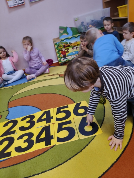 Nauka przez zabawę - utrwalanie cyfr i kolorów 